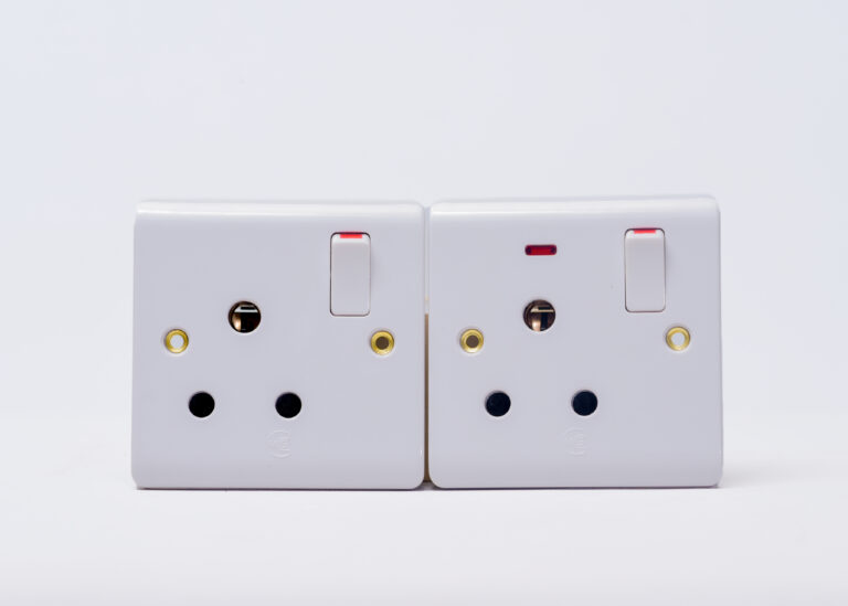 Flat 15Amps With light